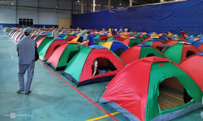 일부 공장들이 '현장3' 생산모델에 따라 공장내 숙식을 해결할 준비를 마쳤지만 다시 코로나19 재확산이 일어나고 있다.