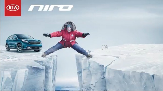 미국 여배우이자 코미디언 멜리사 매카시가 2017년 기아 니로 광고에서 지구를 구하는 방법을 홍보한 영상이 역주행해 화제를 모으고 있다. 사진=유튜브 캡처