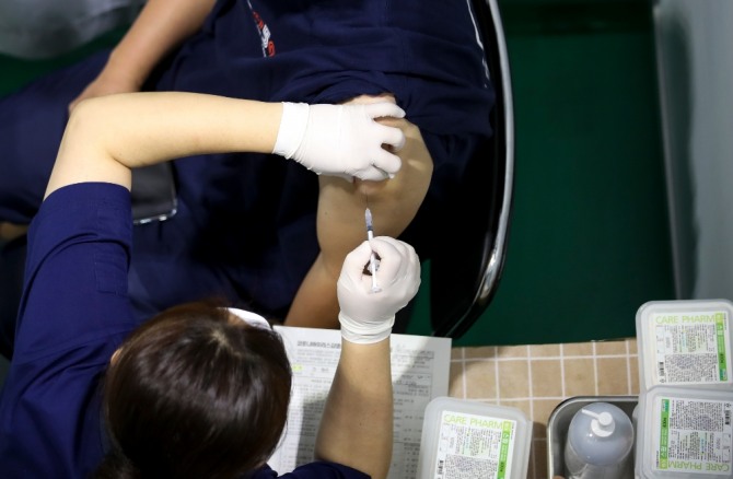 13일 오전 서울 서대문구 북아현문화체육센터에 마련된 코로나19 예방접종센터에서 시민들이 백신 접종을 받고 있다. 사진=뉴시스
