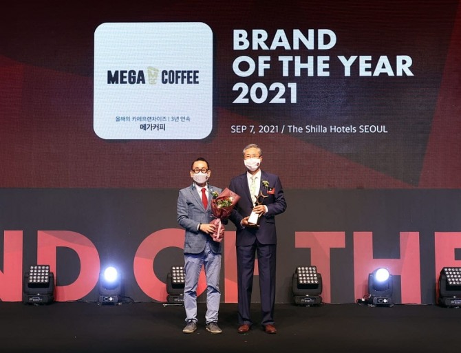 메가엠지씨커피(메가커피)가 '2021 올해의 브랜드 대상'에서 카페 프랜차이즈 부문 1위를 차지했다. 사진=메가커피