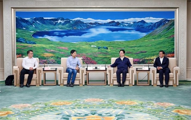 샤오미 창업자 레이쥔(왼쪽 두번째)은 지린성 정부 관원과 전기차 사업 추진에 대한 면담을 가졌다.