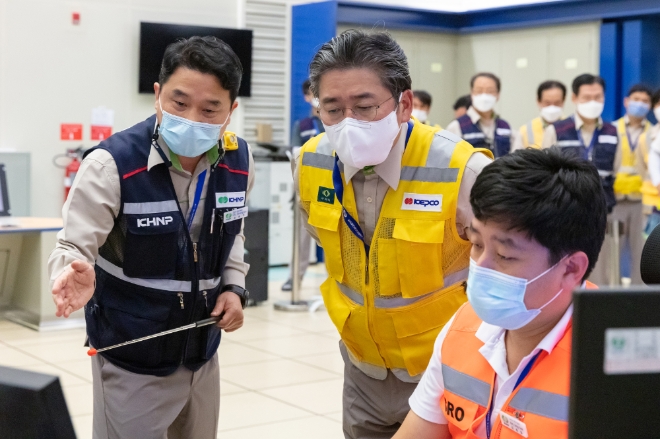 한국전력 정승일 사장(가운데)이 7일 아랍에미리트(UAE) 바라카 원전을 방문해 현장 상황을 점검하고 있다. 사진=한국전력 