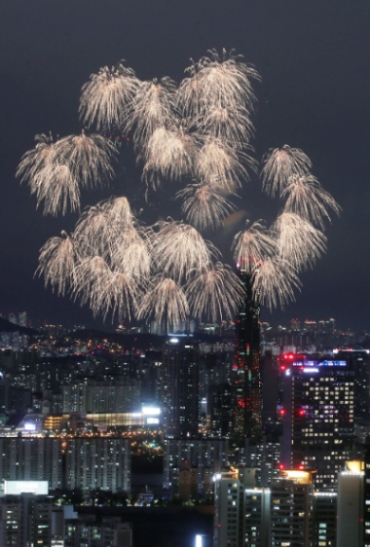 2019년 10월 서울 여의도 한강공원에서 열린 '서울세계불꽃축제 2019'에서 폭죽이 터지고 있다. 사진=뉴시스