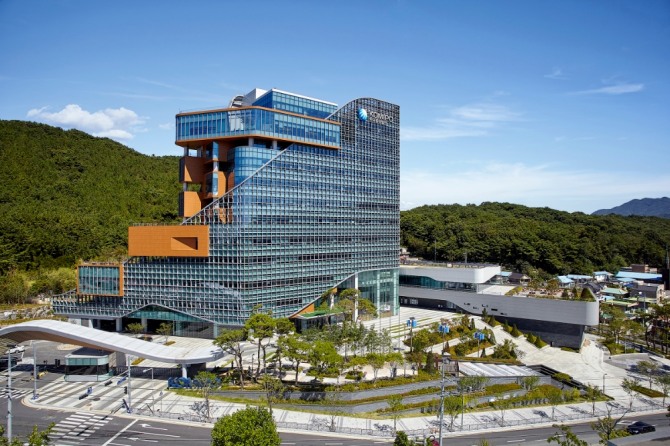 올해 회사 창립 20주년을 맞은 한국중부발전은 'ESG경영 고도화 종합 추진계획'을 수립해 에너지 대전환 시대를 선도하고자 한다. 사진=한국중부발전