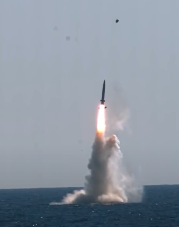 도산안창호함에서 발사한 잠수함발사탄도미사일(SLBM)의 엔진이 점화돼 불을 뿜으며 치솟고 있다.사진=국방부 유튜브 캡쳐