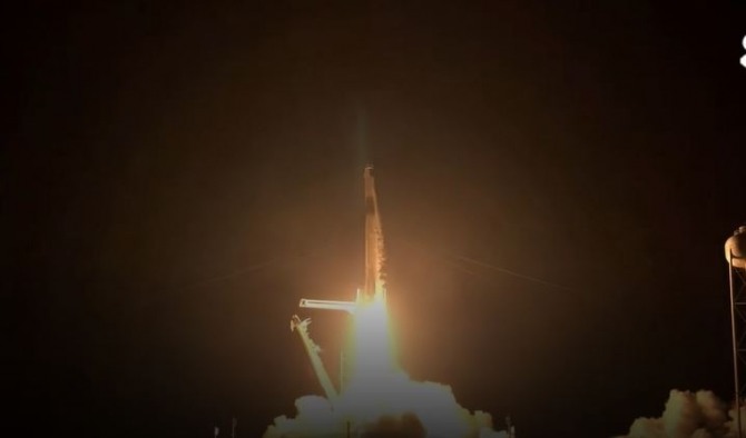 미국 플로리다주 케이프 커네버럴 우주기지에서 출발한 팔콘9. 사진=CNBC방송 캡처