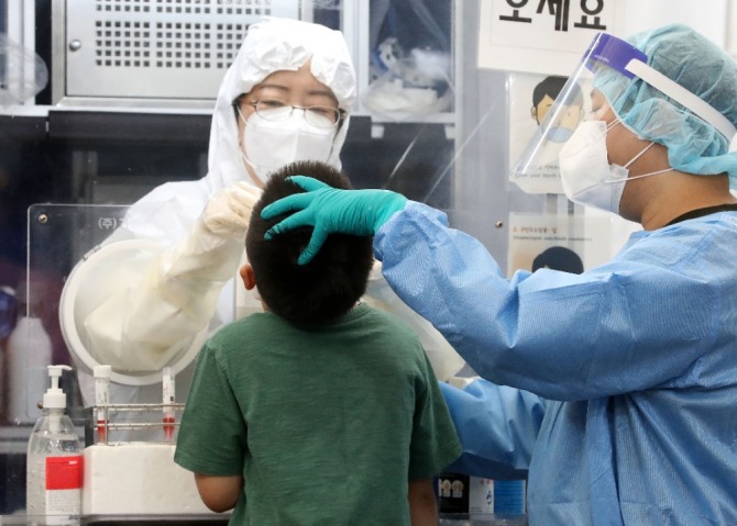 지난 10일 서울 송파구보건소 선별진료소에서 의료진이 검체를 채취하는 모습. 사진=뉴시스