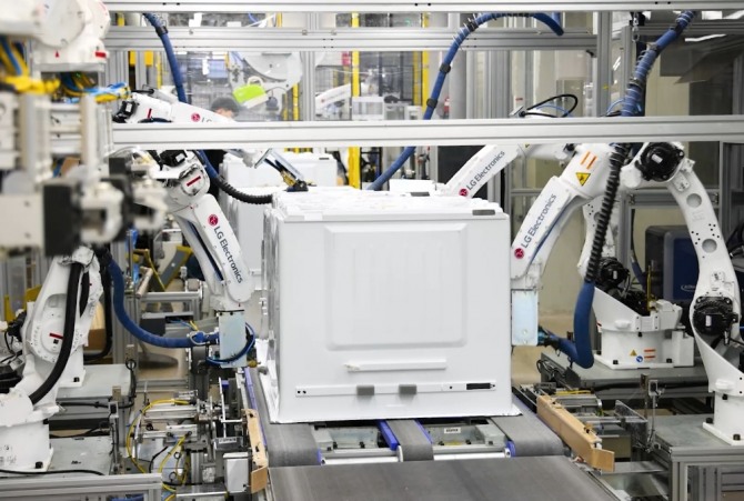 로봇이 통합생산동 냉장고 생산라인에서 냉장고를 조립하고 있다. 사진=LG전자
