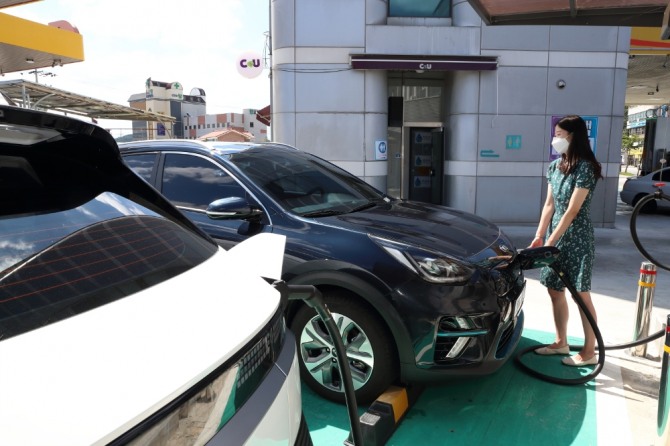 한국석유공사가 자영알뜰주유소에 전기차 급속충전소를 설치하는 '복합스테이션' 사업을 전개한다. 복합스테이션 1호로 전환한 청주관문주유소에서 한 여성운전자가 전기차를 충전하고 있다. 사진=한국가스공사