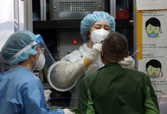 코로나19 신규 확진자가 1943명으로 집계된 16일 오전 서울 송파구보건소 선별진료소에서 의료진이 검체를 채취하고 있다. 사진=뉴시스