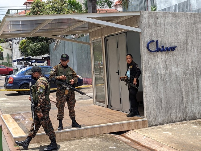 사진은 치보(Chivo) 지갑을 사용할 수 있는 ATM 부스 앞을 만일의 사태에 대비해 무장경찰이 지키고 있다.