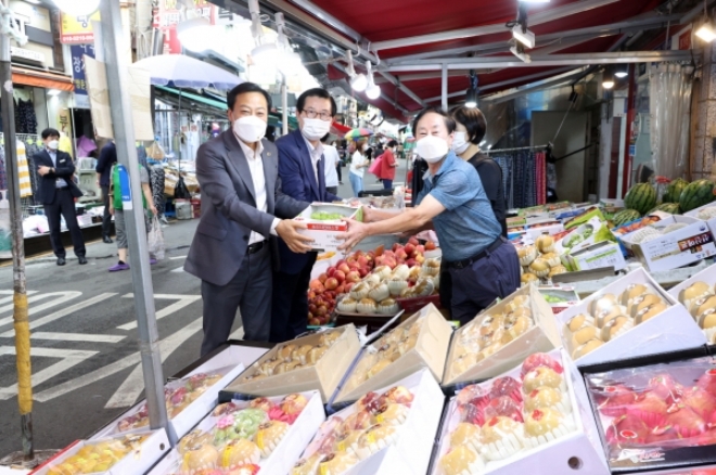 ▲ 장현국 의장, 전통시장 등 ‘민생탐방’으로 추석물가 점검