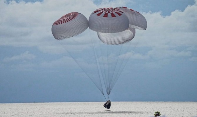 4명의 민간 승무원을 태운 스페이스X의 인스퍼레이션4 미션 우주선이 우주 여행 후 대서양에 무사히 귀환했다. 사진=로이터