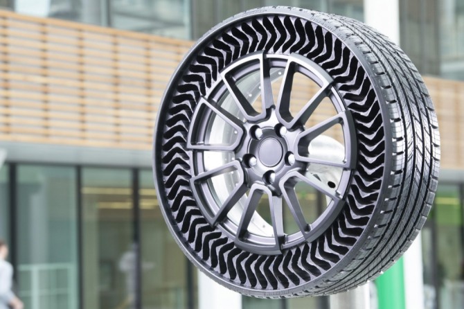 세계 첫 에어리스 타이어 시제품 ‘업티스’. 사진=미쉐린