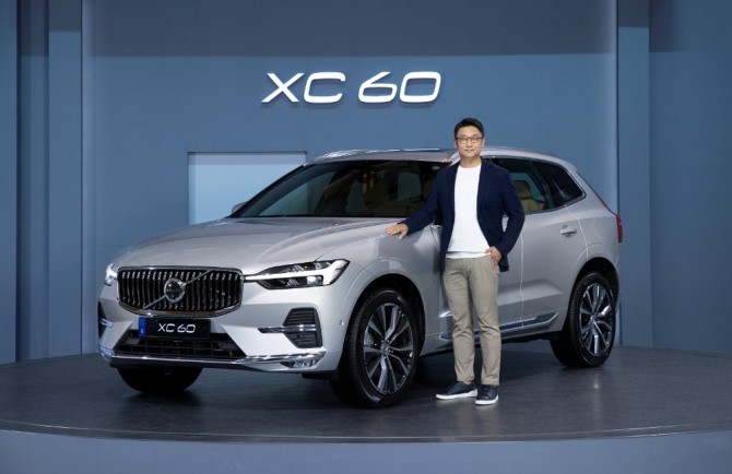 이윤모 볼보자동차코리아 대표가 중형 SUV 'XC60' 옆에서 포즈를 취하고 있다. 사진=볼보자동차코리아