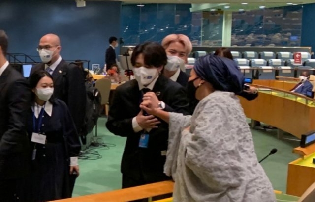 방탄소년단 멤버 지민이 지난 20일(현지시간) 유엔 연설 직후 두 눈을 감고 가슴을 부여잡고 있는 모습. 사진=아미나 모하메드 유엔 사무부총장 트위터