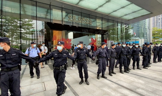 선전에 있는 에버그란데 본사에서 사람들이 대출 및 금융 상품의 상환을 요구하는 시위를 하고 있다.사진=로이터