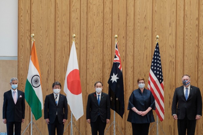 지난 2020년 10월 일본 도쿄의 총리공관에서 미국·일본·호주·인도 4개국이 중국을 견제하기 위해 만든 다자 안보협의체, '쿼드' 회의가 열리기 앞서 참석자들이 기념촬영을 하고 있다. 사진=뉴시스