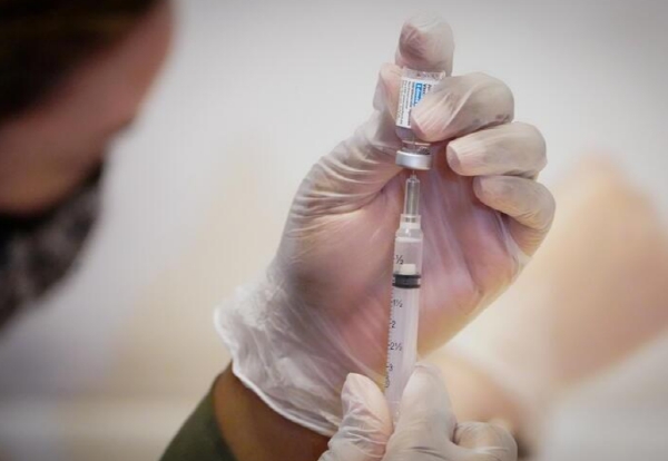 한 의료관계자가 백신접종을 위해 주사기에 백신을 옮기는 모습. 사진=로이터