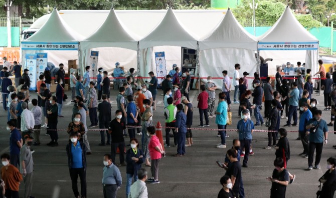 22일 오전 서울 송파구 가락시장에 설치된 코로나19 선별진료소에서 시민들이 검사를 받기 위해 서 있다. 사진=뉴시스