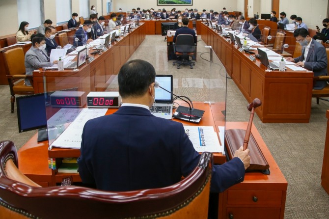 지난 16일 국회 정무위원회는 오는 10월 공정거래위원회 국정감사에 부를 증인과 참고인 21명 출석 요구에 관한 회의를 개최했다. 사진=연합뉴스