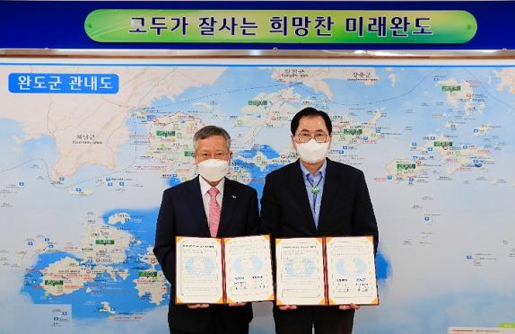 한국조폐공사 반장식 사장(왼쪽)이 전남 완도군 신우철 군수와 완도사랑카드 발행을 위한 업무협약을 체결하는 모습. 사진=한국조폐공사 