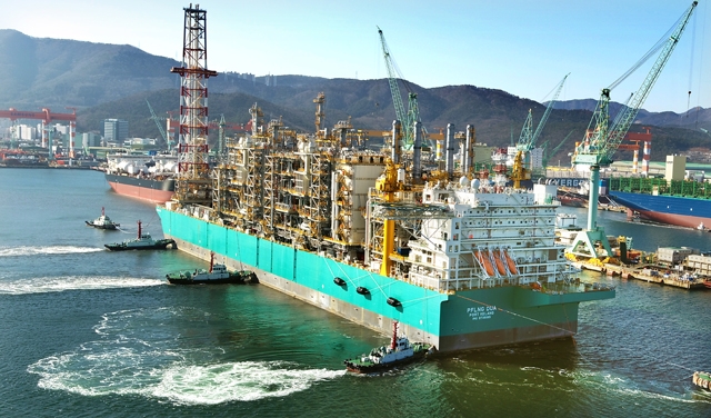 삼성중공업이 2020년 건조한 해양플랜트(FLNG)가 경남 거제조선소에서 출발해 말레이시아로 항하고 있다. 사진=삼성중공업