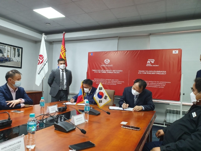 국가철도공단 관계자들이 24일 몽골에서 몽골 철도공사(MTZ) 관계자들 몽골 타반톨고이~준바얀 신호통신시스템 구축 사업 계약을 체결하고 있다. 사진=국가철도공단 
