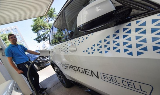 BMW 위르겐 그루드너 부사장이 수소 연료 전지차를 충전하고 있다. 사진=로이터