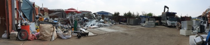 경기도 고양시 일산 동구 고봉로 대로변에 위치한 대풍자원 사업장. 너른 마당에는 폐지, 고철, 플라스틱, 잡화 등이 쌓여 있다.