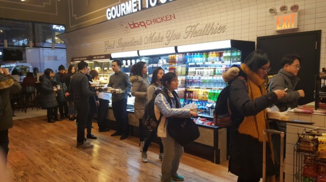 BBQ 미국 맨해튼 K-타운점 '그랩앤고' 매장에 고객들이 줄을 서 있다. 사진=BBQ