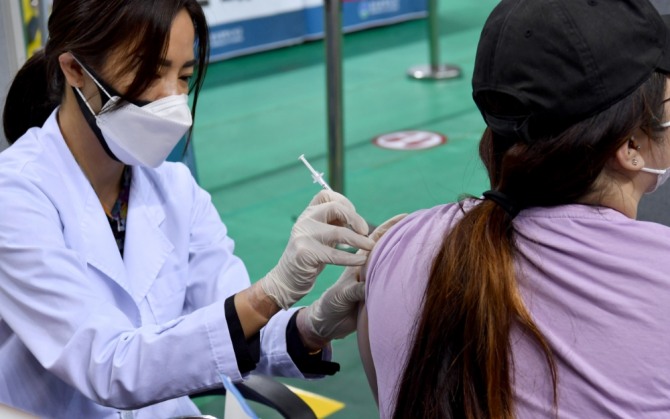 지난 18일 오전 광주 코로나19 예방 접종센터에서 보건소 의료진이 시민들에게 백신을 접종하고 있다. 사진=뉴시스