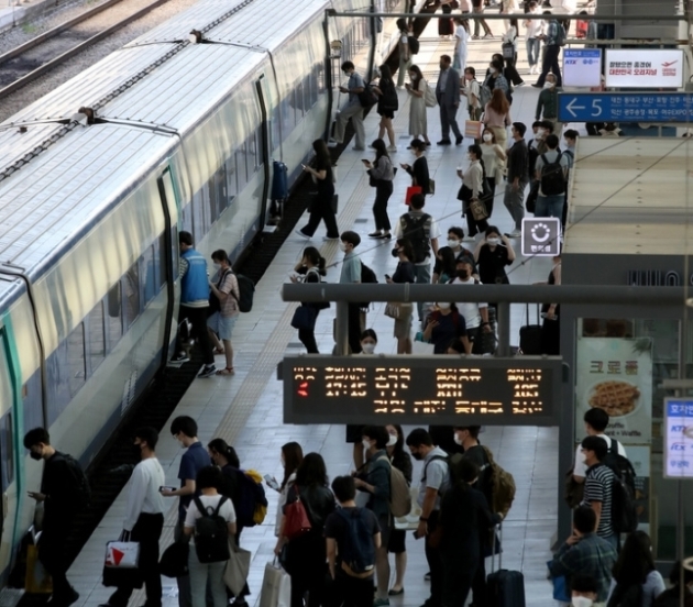 9월 17일 서울 중구 서울역에서 추석 귀성객들이 열차에 탑승하는 모습. 사진=뉴시스 