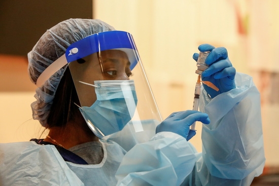 미국의 한 간호사가 백신 접종을 준비하고 있다. 사진=로이터