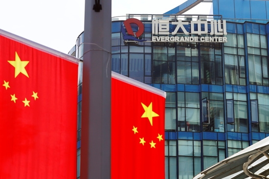 중국 상하이 에버그란데 센터에 있는 차이나 에버그란데 그룹 로고 근처에 걸려있는 중국 국기. 사진=로이터
