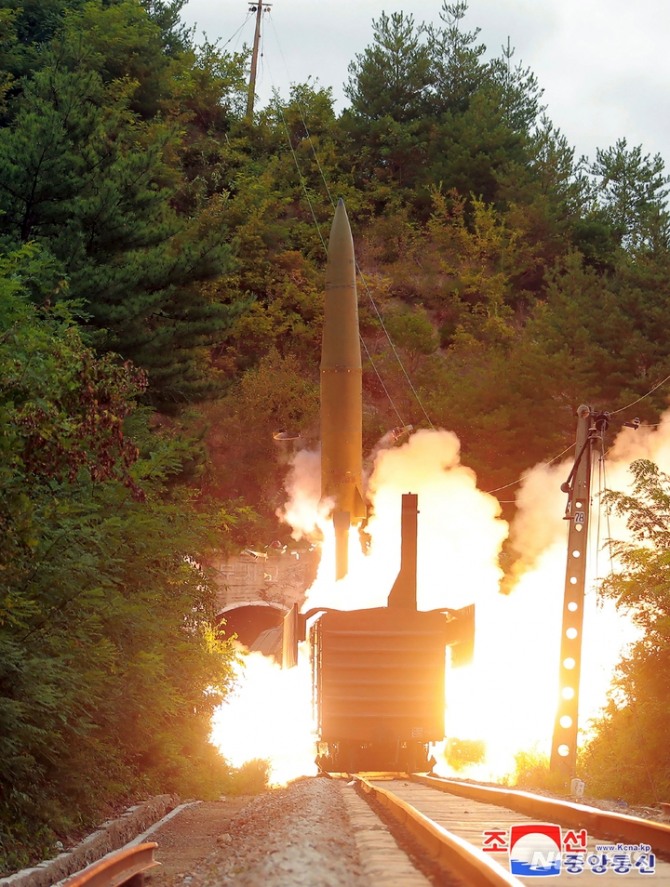 북한 조선중앙통신이 16일 모처에서 열차에서 미사일이 시험 발사됐다며 16일 관련 사진을 공개했다. 사진=뉴시스 
