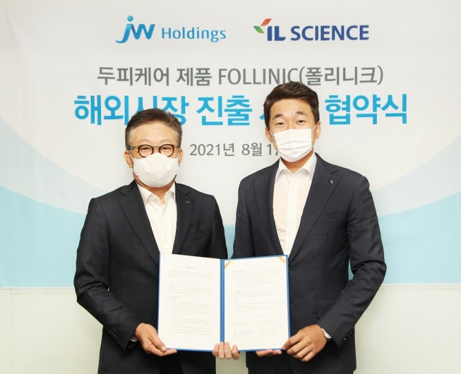 지난달 서울 서초동 JW홀딩스 본사에서 한성권 JW홀딩스 대표(왼쪽)와 송성근 아이엘사이언스 대표가 폴리니크 제품의 글로벌 공급 협약 후 기념촬영을 하고 있다. 사진=JW홀딩스