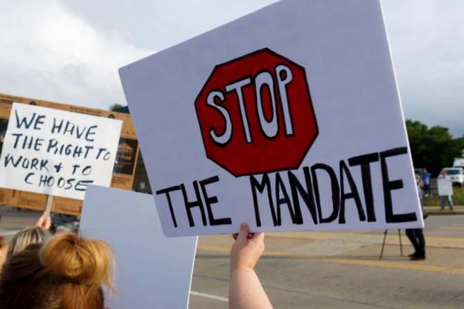코로나 예방 백신 접종 의무화에 반대하는 미국인들이 시위를 벌이고 있는 모습. 사진=로이터
