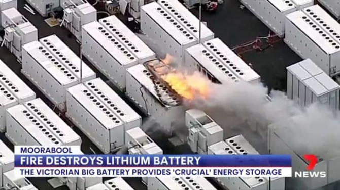 지난 7월 30일 호주 세계 최대 에너지 저장 프로젝트에서 발생한 테슬라 배터리 화재 현장. 사진=7 NEWS 방송 캡처