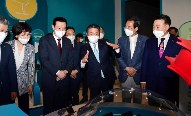 한국전력 정승일 사장(오른쪽 3번째)과 관계자들이 28일 광주광역시에 개관한 에너지파크에서 전시관 내부 전시물을 둘러보고 있다. 사진=한국전력 