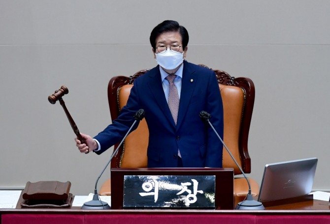 28일 서울 여의도 국회에서 열린 본회의에서 박병석 국회의장이 의사봉을 두드리고 있다. 사진=뉴시스