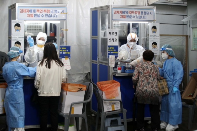 지난 29일 서울 송파구보건소에 설치된 선별진료소에서 시민들이 검사를 받고 있다. 사진=뉴시스