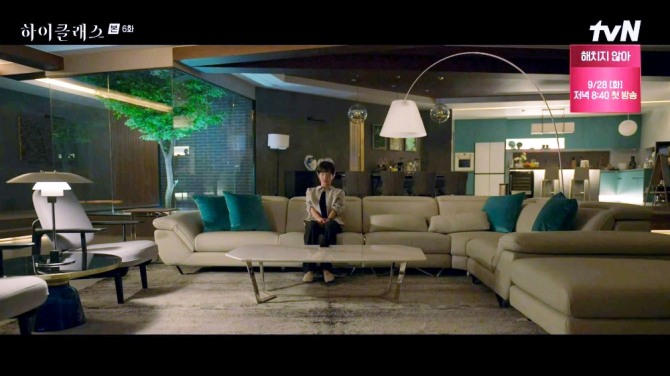 tvN 월화드라마 '하이클래스' 송여울(조여정 분)의 제주 초호화 타운하우스 거실에 에몬스가구의 '루치아노 소파'가 놓여있다. 사진=하이클래스 화면 캡처