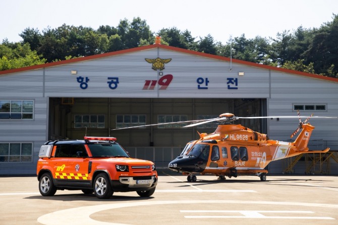 '재규어 랜드로버 디펜더 110' SUV가 구조 헬기 앞에 서 있다. 사진=랜드로버코리아