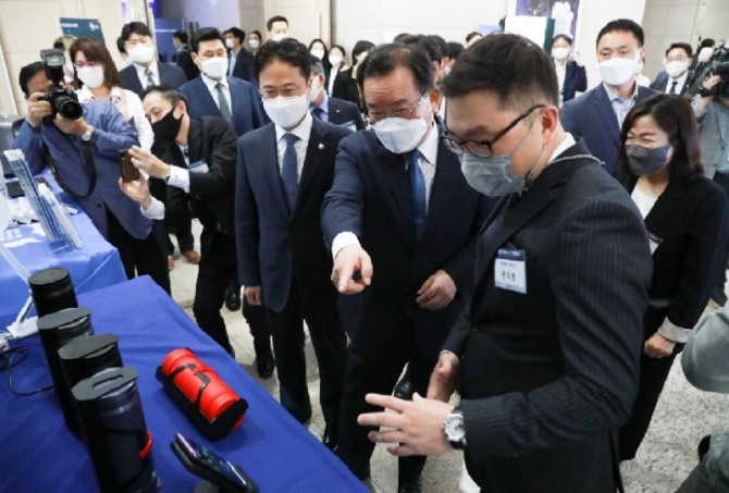 지난달 30일 열린 '제1회 조달의 날' 기념행사에서 김정우(앞줄 오른쪽 3번째) 조달청장이 김부겸(앞줄 오른쪽 2번째) 국무총리와 함께 행사장 앞에 전시돼 있는 공공조달 혁신기업 제품들을 둘러보고 있다.  사진=조달청