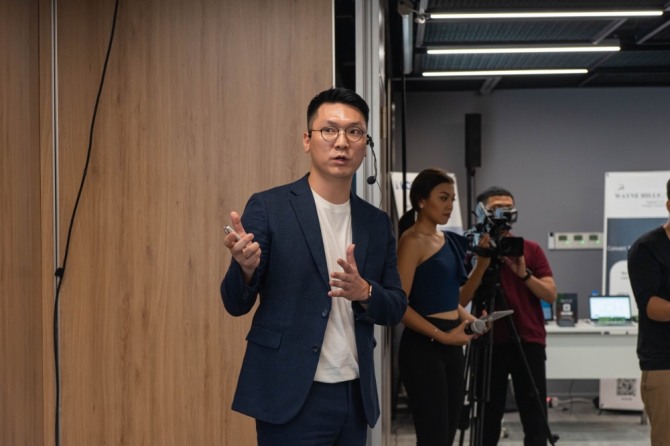 베트남에서 미용 앱 '리뷰티'를 창업한 박진감 바이비 대표가 리뷰티 판매 제품들의 특징에 대해 설명하고 있다. 사진=바이비