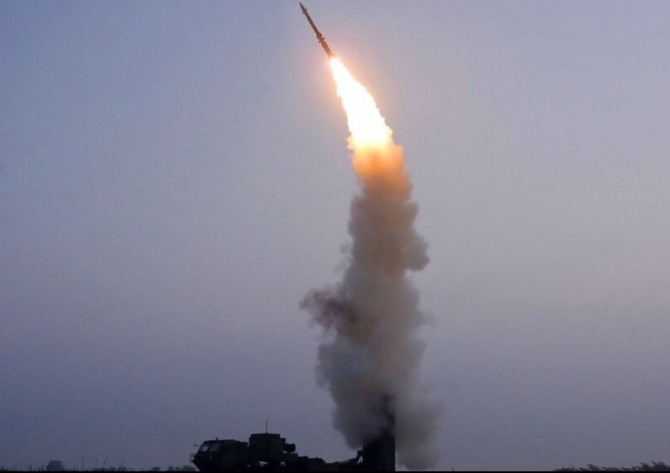 북한의 신형 지대공 미사일.사진=조선중앙통신