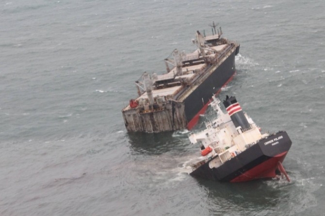 일본 선사 도운 키센이 운용하는 크림슨폴라리스호가 지난 8월 암초와 충돌해 침몰하고 있다. 사진=로이터