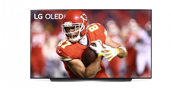 미국 NFL 인기 스타 트레비스 켈시가 LG 올레드 TV 광고에 출연하고 있다. 사진=LG전자