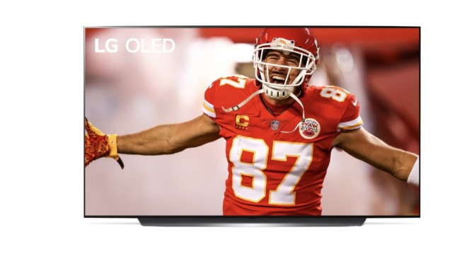 NFL 인기 스타 트레비스 켈시가 LG 올레드 TV 광고에 출연하고 있다. 사진=LG전자